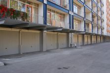 Daudzdzīvokļu māja Marienbadē – "Berry" tipa paceļamie vienplaknes vārti