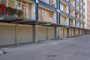 Daudzdzīvokļu māja Marienbadē – "Berry" tipa paceļamie vienplaknes vārti